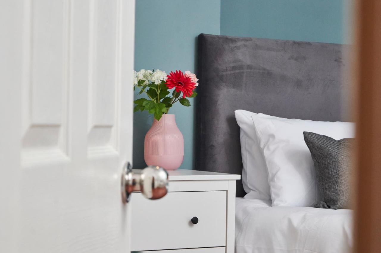 5 Bed House In Leamington Spa Perfect For Contractors With 7 Beds By Purestay - 14 Night Min! Eksteriør bilde